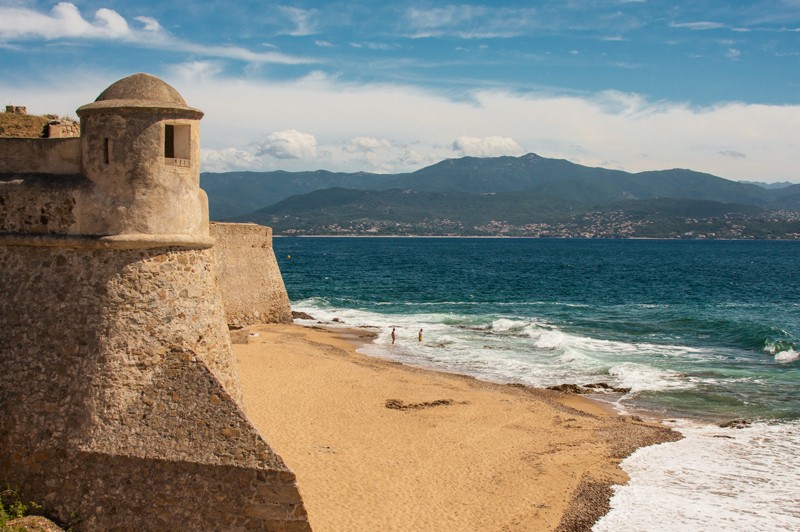 Rivages corses sous les voiles du Ponant