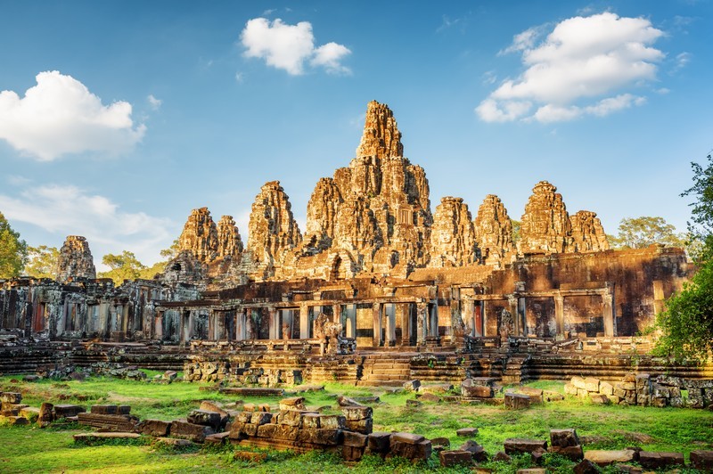 Des temples d'Angkor au delta du Mékong, Hanoï et la Baie d'Along (Formule port/port)