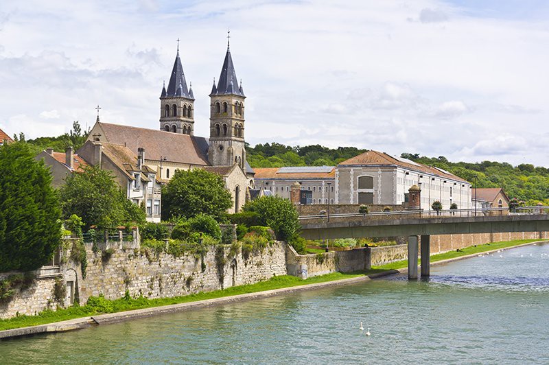 Petits bijoux des bords de Seine : entre escales bucoliques et rives royales (formule port/port)